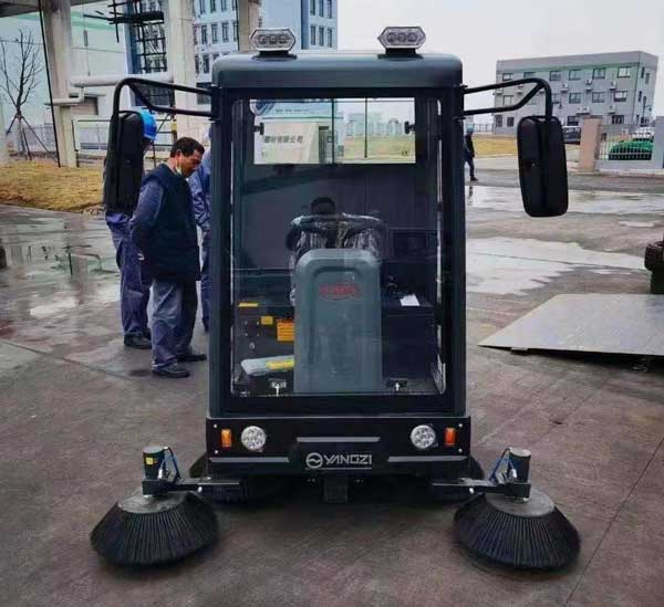 安徽揚子掃地車,全封閉式吸塵清掃